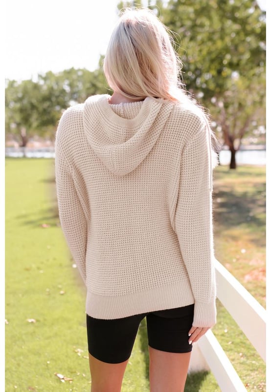 Suéter de punto con capucha y bolsillo tipo canguro para un look casual  
Cuello con botones para facilitar su uso  
Fabricado en tejido de punto suave, ligero y cálido  
Apto para viajes casuales, citas en casa, fiestas, trabajo y compras  
Una adición imprescindible a tu guardarropa de invierno  
Material: 65% Acrílico 35% Poliéster