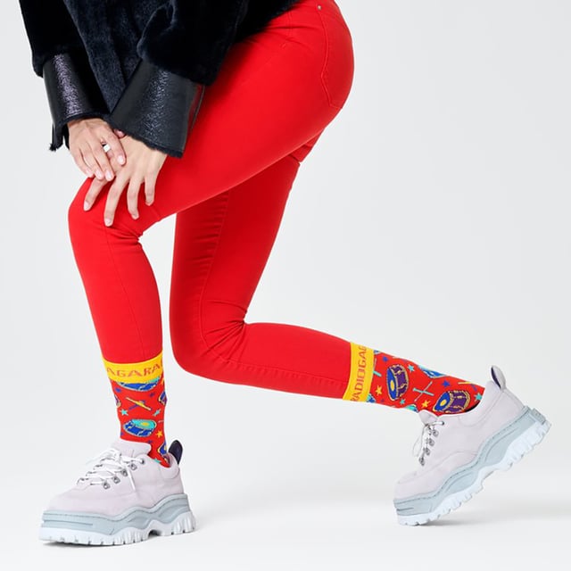 Happy Socks Queen Socks: Happy Socks are a popular brand providing a high-quality sock that combines unique designs and craftsmanship. Mikael Söderlindh and Viktor Tell had a vision to spread happiness by turning an everyday essential into a colorful design piece. In 2008, socks were just socks. White, grey and black pieces of textile that were nowhere close to the fashionable and creative design piece they could become. The world’s most comfortable and colorful tool for spreading happiness was born. This concept is now brought to life by Happy Socks’ talented team of creatives. Today, Happy Socks has reached 90 countries and every continent. With Concept Stores all around the world, from LA to Tokyo, Happy Socks can be found in over 10,000 top fashion apparel boutiques. These socks are made from a soft, high quality combed cotton rich blend and in a fine gauge knit for versatile wear. Finished with a comfortable smooth toe seam, these socks feature standard cuffs, and are officially licensed limited edition socks. They come in a pack of 1 pair. They are machine washable at 40. They are made from 86% Cotton 12% Polyamide 2% Elastane. Extra Product Details: - Queen Socks by Happy Socks - Bohemian Rhapsody - We Will Rock You - Radio Ga Ga Socks - Colour Block Design - Unique and Funky Patterns - 1 Pair Pack - Machine washable at 40 - 86% Cotton 12% Polyamide 2% Elastane.