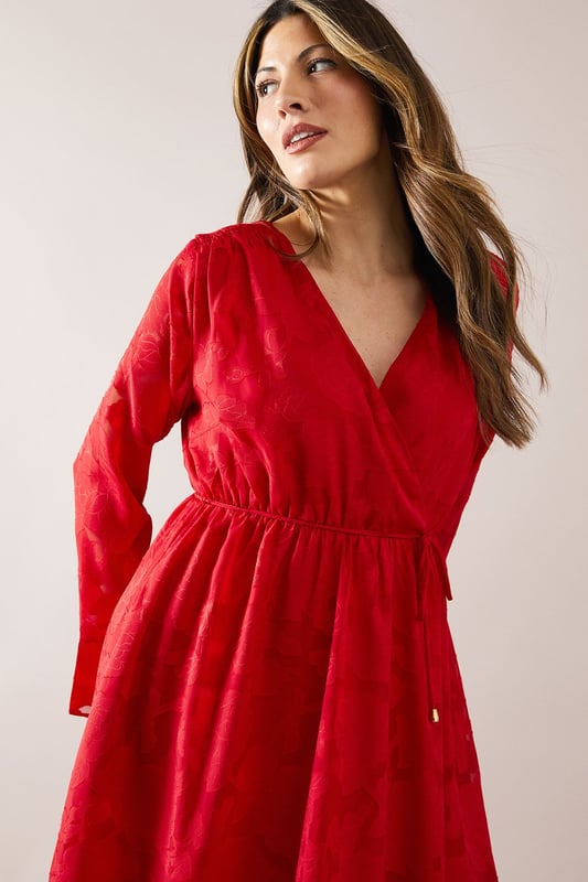 Elegant floral jacquard fabric adds texture and sophistication
        Flattering wrap neckline for a feminine silhouette
        Dramatic flute sleeves create a romantic flair
        Midi length offers versatility for various occasions
        Cinched waist design accentuates your figure
    
    Embrace effortless glamour with this stunning floral jacquard midi dress from Wallis. The wrap neckline and cinched waist work in harmony to create a flattering silhouette that's both comfortable and chic. The flute sleeves add a touch of drama, perfect for those who love to make a statement. Ideal for family gatherings or casual events, this dress can be easily dressed up or down. Pair it with strappy sandals and delicate jewellery for a daytime look, or switch to block heels and a clutch bag for evening drinks. The midi length offers practicality without compromising on style, making it a versatile addition to your wardrobe. Whether you're heading to a garden party or a casual dinner, this Wallis dress will ensure you look polished and feel confident.