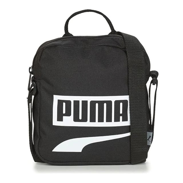 Die schwarz-weiße Puma Plus Portable II Umhängetasche ist das ideale Accessoire für unterwegs und bietet Stil und Funktionalität zugleich. Diese vielseitige Umhängetasche bietet viel Stauraum für Ihre wichtigsten Dinge – egal ob fürs Fitnessstudio, die Arbeit oder für Besorgungen. Mit ihrem klassischen Schwarz-Weiß-Farbschema und dem Puma-Branding passt diese Tasche zu jedem Outfit und bietet Komfort und Funktionalität. Hauptmerkmale: Geräumiges Hauptfach: Das große Hauptfach bietet ausreichend Platz für wichtige Dinge wie Geldbörse, Handy, Schlüssel und Sportsachen und ermöglicht so eine einfache Organisation Ihrer Sachen. Strapazierfähiges und leichtes Material: Diese Tasche aus hochwertigem, strapazierfähigem Stoff ist für den täglichen Gebrauch konzipiert und dennoch leicht genug für bequemes Tragen. Verstellbarer Schultergurt: Der verstellbare Schultergurt ermöglicht eine individuelle Passform und sorgt für Komfort beim Tragen über der Schulter oder quer über dem Körper. Klassisches Schwarz-Weiß-Design: Die schwarz-weiße Farbkombination verleiht der Tasche einen eleganten, modernen Look, der sich perfekt mit jedem Outfit kombinieren lässt und sie perfekt für lässige oder sportliche Anlässe macht. Puma Branding: Mit dem ikonischen Puma-Logo auf der Vorderseite unterstreicht diese Tasche das Engagement der Marke für Qualität, Leistung und Stil. Vielseitig einsetzbar: Perfekt für den Alltag, egal ob fürs Fitnessstudio, Besorgungen oder einfach nur für den Alltag. Die Puma Plus Portable II schwarz-weiße Umhängetasche vereint Funktionalität, Komfort und Stil und ist damit ein unverzichtbares Accessoire für alle, die eine zuverlässige und stylische Tasche für ihre wichtigsten Dinge suchen. Mit ihrem praktischen Design und dem modernen Look ist sie der perfekte Begleiter für Ihre Alltagsabenteuer.