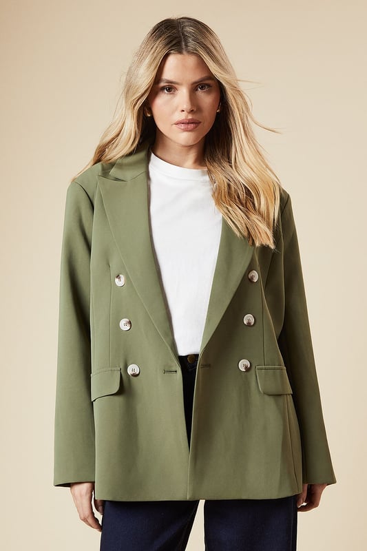 Oversized fit for a relaxed and comfortable silhouette
        Double-breasted design with stylish button detailing
        Notched lapel collar adds a classic touch
        Long sleeves with subtle shoulder padding for structure
        Versatile woven fabric suitable for various occasions
    
    Embrace effortless sophistication with this oversized double-breasted blazer from Dorothy Perkins. Perfect for the fashion-forward woman in her 30s who appreciates a blend of trend and comfort. The relaxed fit allows for easy layering over your favourite tops, while the classic double-breasted front presents a polished look. Style it with wide-leg jeans and trainers for a chic brunch ensemble, or throw it over a midi dress for a baby shower. The versatile nature of this blazer makes it an ideal choice for family gatherings and casual outings. Its neutral tone ensures it pairs well with various colours in your wardrobe. For a trendy twist, roll up the sleeves and add some statement jewellery. This blazer is your go-to piece for elevating everyday looks with minimal effort.