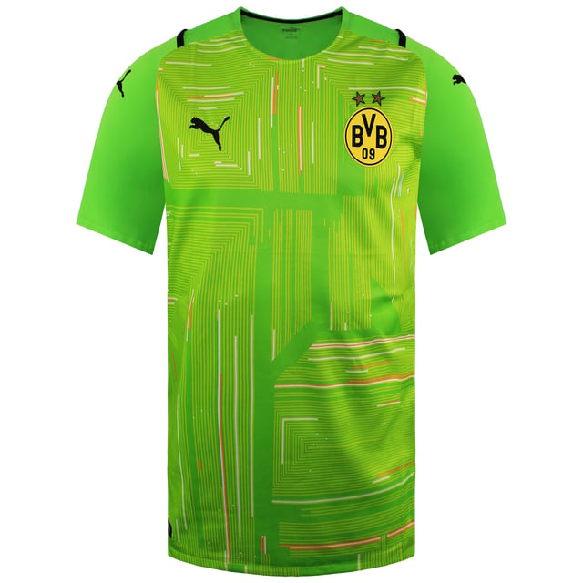Das grüne Puma Borussia Dortmund Fußballoberteil für Herren ist ein dynamisches und stylisches Fußballbekleidungsstück, das für Fans und Spieler gleichermaßen entworfen wurde, die ihre Unterstützung für einen der erfolgreichsten Fußballvereine Deutschlands zeigen möchten. Dieses Oberteil wurde mit Blick auf Leistung und Komfort gefertigt und eignet sich perfekt für Trainingseinheiten, in der Freizeit oder um Ihre Treue zu Borussia Dortmund zu zeigen. Wichtige Eigenschaften: Offizielles Borussia Dortmund Design: Mit dem legendären Vereinswappen von Borussia Dortmund repräsentiert dieses Oberteil Ihre Loyalität zum Team und ist damit ein Must-have für Fans. Atmungsaktives Material: Das mit der DryCell-Technologie von Puma hergestellte Material leitet Schweiß ab und hält Sie auch bei intensivem Training oder an heißen Spieltagen trocken und komfortabel. Leicht und komfortabel: Die leichte Konstruktion gewährleistet uneingeschränkte Bewegungsfreiheit, während sich das weiche Material angenehm auf der Haut anfühlt, wodurch es ideal für auf und neben dem Spielfeld ist. Moderne grüne Farbgebung: Das kräftige grüne Design verleiht Ihrer Fußballgarderobe einen frischen Look und bietet eine einzigartige Alternative zu traditionellen Vereinsfarben, die trotzdem sportlich und stylisch bleibt. Raglanärmel: Das Raglanärmel-Design verbessert die Beweglichkeit und verleiht dem Oberteil einen modernen, athletischen Look. Gleichzeitig gewährleistet es volle Bewegungsfreiheit beim Spielen. Puma- und BVB-Branding: Das Oberteil trägt das klassische Puma-Logo und das Borussia-Dortmund-Abzeichen prominent auf der Brust und präsentiert beide Markennamen mit Stolz. Ob beim Spiel, Training oder einfach nur beim Zeigen Ihrer Unterstützung – das grüne Puma Borussia Dortmund Herren-Fußballoberteil ist die perfekte Wahl für jeden Fan und Spieler, der Wert auf Komfort, Stil und eine echte Verbundenheit zum Verein legt.