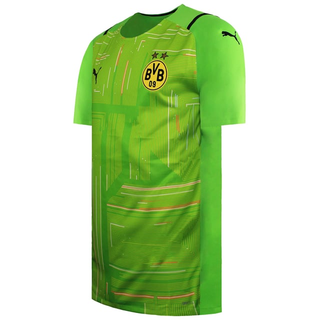 Das grüne Puma Borussia Dortmund Fußballoberteil für Herren ist ein dynamisches und stylisches Fußballbekleidungsstück, das für Fans und Spieler gleichermaßen entworfen wurde, die ihre Unterstützung für einen der erfolgreichsten Fußballvereine Deutschlands zeigen möchten. Dieses Oberteil wurde mit Blick auf Leistung und Komfort gefertigt und eignet sich perfekt für Trainingseinheiten, in der Freizeit oder um Ihre Treue zu Borussia Dortmund zu zeigen. Wichtige Eigenschaften: Offizielles Borussia Dortmund Design: Mit dem legendären Vereinswappen von Borussia Dortmund repräsentiert dieses Oberteil Ihre Loyalität zum Team und ist damit ein Must-have für Fans. Atmungsaktives Material: Das mit der DryCell-Technologie von Puma hergestellte Material leitet Schweiß ab und hält Sie auch bei intensivem Training oder an heißen Spieltagen trocken und komfortabel. Leicht und komfortabel: Die leichte Konstruktion gewährleistet uneingeschränkte Bewegungsfreiheit, während sich das weiche Material angenehm auf der Haut anfühlt, wodurch es ideal für auf und neben dem Spielfeld ist. Moderne grüne Farbgebung: Das kräftige grüne Design verleiht Ihrer Fußballgarderobe einen frischen Look und bietet eine einzigartige Alternative zu traditionellen Vereinsfarben, die trotzdem sportlich und stylisch bleibt. Raglanärmel: Das Raglanärmel-Design verbessert die Beweglichkeit und verleiht dem Oberteil einen modernen, athletischen Look. Gleichzeitig gewährleistet es volle Bewegungsfreiheit beim Spielen. Puma- und BVB-Branding: Das Oberteil trägt das klassische Puma-Logo und das Borussia-Dortmund-Abzeichen prominent auf der Brust und präsentiert beide Markennamen mit Stolz. Ob beim Spiel, Training oder einfach nur beim Zeigen Ihrer Unterstützung – das grüne Puma Borussia Dortmund Herren-Fußballoberteil ist die perfekte Wahl für jeden Fan und Spieler, der Wert auf Komfort, Stil und eine echte Verbundenheit zum Verein legt.