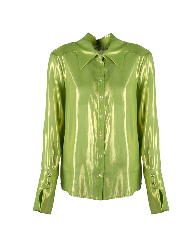 El diseño simple de esta blusa hace que sea extremadamente versátil y adecuada para muchos estilos, desde los diarios hasta los más elegantes, asegurando al mismo tiempo comodidad durante todo el día.

Con un cuello que añade clase y sofisticación, esta blusa se convierte en la elección ideal para reuniones de negocios o salidas nocturnas, combinando elegancia y modernidad.

Abrochada con botones con logotipo, que no solo son prácticos sino que también añaden un sutil toque de lujo, haciendo que cada detalle de esta blusa esté cuidadosamente pensado.

Adornada con un hilo metálico que brilla delicadamente bajo la luz, añadiendo un encanto único a la blusa y haciendo que atraiga las miradas en cualquier situación.

Los puños se abrochan con botones decorativos con el logo de la marca, que constituyen un elegante acento, destacando el cuidado por los detalles y el prestigio de esta blusa excepcional.

Hecha de un tejido de seda transparente de alta calidad, que no solo es agradable al tacto sino que también permite que la piel respire, asegurando comodidad incluso en los días más calurosos.