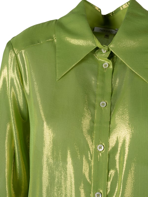 El diseño simple de esta blusa hace que sea extremadamente versátil y adecuada para muchos estilos, desde los diarios hasta los más elegantes, asegurando al mismo tiempo comodidad durante todo el día.

Con un cuello que añade clase y sofisticación, esta blusa se convierte en la elección ideal para reuniones de negocios o salidas nocturnas, combinando elegancia y modernidad.

Abrochada con botones con logotipo, que no solo son prácticos sino que también añaden un sutil toque de lujo, haciendo que cada detalle de esta blusa esté cuidadosamente pensado.

Adornada con un hilo metálico que brilla delicadamente bajo la luz, añadiendo un encanto único a la blusa y haciendo que atraiga las miradas en cualquier situación.

Los puños se abrochan con botones decorativos con el logo de la marca, que constituyen un elegante acento, destacando el cuidado por los detalles y el prestigio de esta blusa excepcional.

Hecha de un tejido de seda transparente de alta calidad, que no solo es agradable al tacto sino que también permite que la piel respire, asegurando comodidad incluso en los días más calurosos.