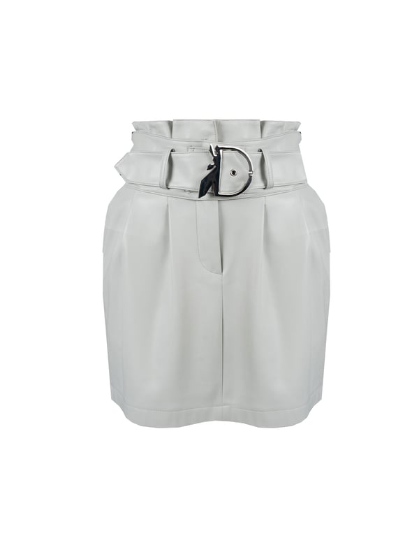 Una falda corta de corte simple es la opción perfecta para aquellos que valoran la clásica, y al mismo tiempo desean añadir un toque de chic moderno a su armario; su diseño minimalista hace que se combine perfectamente tanto con estilos casuales como con los más elegantes, ofreciendo posibilidades de moda ilimitadas.

Con pinzas que sutilmente resaltan la figura, esta falda no solo proporciona un ajuste perfecto, sino que también añade un toque de sofisticación, lo que la hace ideal para cualquier ocasión.

Con dos bolsillos laterales, que no solo añaden funcionalidad, sino que también resaltan su carácter moderno, ofreciendo espacio para pequeños objetos que siempre es bueno tener a mano.

Cierre con broches a presión y cremallera, lo que no solo proporciona comodidad al vestir, sino también la seguridad de que siempre permanecerá en su lugar, sin importar la intensidad del día o la diversión nocturna.

Con un cinturón con una hebilla decorativa, que añade un toque de elegancia al conjunto y permite un sutil acento en la cintura, siendo al mismo tiempo un destacado atractivo que capta la mirada y añade carácter a cualquier estilo.

Hecha de cuero ecológico de alta calidad, esta falda no solo es amigable con el medio ambiente, sino también excepcionalmente duradera y fácil de cuidar, lo que la convierte en la opción ideal para aquellos que valoran una moda sostenible sin comprometer el estilo.