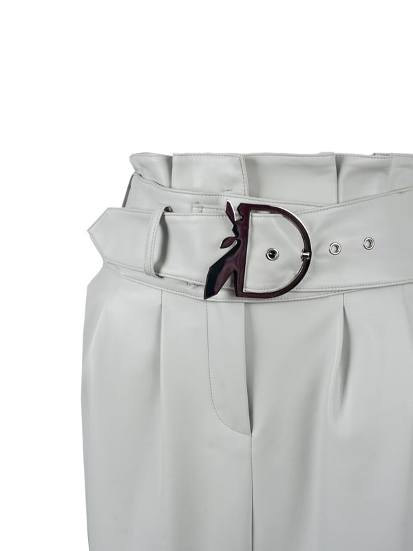 Una falda corta de corte simple es la opción perfecta para aquellos que valoran la clásica, y al mismo tiempo desean añadir un toque de chic moderno a su armario; su diseño minimalista hace que se combine perfectamente tanto con estilos casuales como con los más elegantes, ofreciendo posibilidades de moda ilimitadas.

Con pinzas que sutilmente resaltan la figura, esta falda no solo proporciona un ajuste perfecto, sino que también añade un toque de sofisticación, lo que la hace ideal para cualquier ocasión.

Con dos bolsillos laterales, que no solo añaden funcionalidad, sino que también resaltan su carácter moderno, ofreciendo espacio para pequeños objetos que siempre es bueno tener a mano.

Cierre con broches a presión y cremallera, lo que no solo proporciona comodidad al vestir, sino también la seguridad de que siempre permanecerá en su lugar, sin importar la intensidad del día o la diversión nocturna.

Con un cinturón con una hebilla decorativa, que añade un toque de elegancia al conjunto y permite un sutil acento en la cintura, siendo al mismo tiempo un destacado atractivo que capta la mirada y añade carácter a cualquier estilo.

Hecha de cuero ecológico de alta calidad, esta falda no solo es amigable con el medio ambiente, sino también excepcionalmente duradera y fácil de cuidar, lo que la convierte en la opción ideal para aquellos que valoran una moda sostenible sin comprometer el estilo.