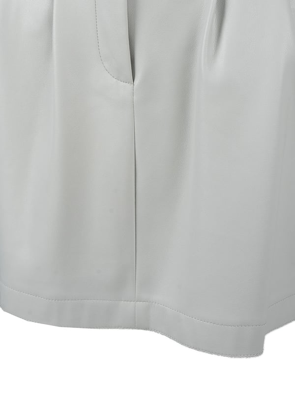 Una falda corta de corte simple es la opción perfecta para aquellos que valoran la clásica, y al mismo tiempo desean añadir un toque de chic moderno a su armario; su diseño minimalista hace que se combine perfectamente tanto con estilos casuales como con los más elegantes, ofreciendo posibilidades de moda ilimitadas.

Con pinzas que sutilmente resaltan la figura, esta falda no solo proporciona un ajuste perfecto, sino que también añade un toque de sofisticación, lo que la hace ideal para cualquier ocasión.

Con dos bolsillos laterales, que no solo añaden funcionalidad, sino que también resaltan su carácter moderno, ofreciendo espacio para pequeños objetos que siempre es bueno tener a mano.

Cierre con broches a presión y cremallera, lo que no solo proporciona comodidad al vestir, sino también la seguridad de que siempre permanecerá en su lugar, sin importar la intensidad del día o la diversión nocturna.

Con un cinturón con una hebilla decorativa, que añade un toque de elegancia al conjunto y permite un sutil acento en la cintura, siendo al mismo tiempo un destacado atractivo que capta la mirada y añade carácter a cualquier estilo.

Hecha de cuero ecológico de alta calidad, esta falda no solo es amigable con el medio ambiente, sino también excepcionalmente duradera y fácil de cuidar, lo que la convierte en la opción ideal para aquellos que valoran una moda sostenible sin comprometer el estilo.