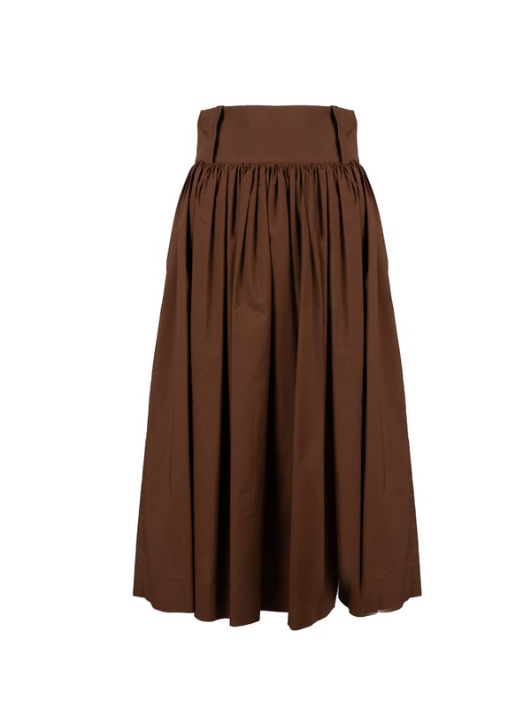 Un corte simple que realza perfectamente la figura, hace que esta falda no solo sea elegante, sino también versátil, adecuada para muchas configuraciones en diferentes ocasiones.

Cierre lateral con cremallera con un detalle de marca que le añade exclusividad y subraya sutilmente el carácter único del diseño, mientras garantiza comodidad y facilidad al vestirse.

Con pinzas que modelan perfectamente el corte, asegurando un ajuste ideal a la figura y destacando las líneas naturales del cuerpo, lo que la hace extremadamente femenina.

Con dos bolsillos insertados que agregan practicidad y funcionalidad, permitiendo el almacenamiento discreto de pequeños objetos como llaves o teléfono, sin perder elegancia.

Con una abertura en el lado izquierdo que le añade ligereza y libertad de movimiento, y también revela sutilmente la pierna, añadiendo un carácter sensual al conjunto.

Fabricada con tela de alta calidad, que no solo es duradera y resistente a las arrugas, sino también agradable al tacto, asegurando comodidad durante todo el día.

Producida en Italia, lo que garantiza la más alta calidad de fabricación y atención al detalle, siendo sinónimo de lujo y excelente artesanía.