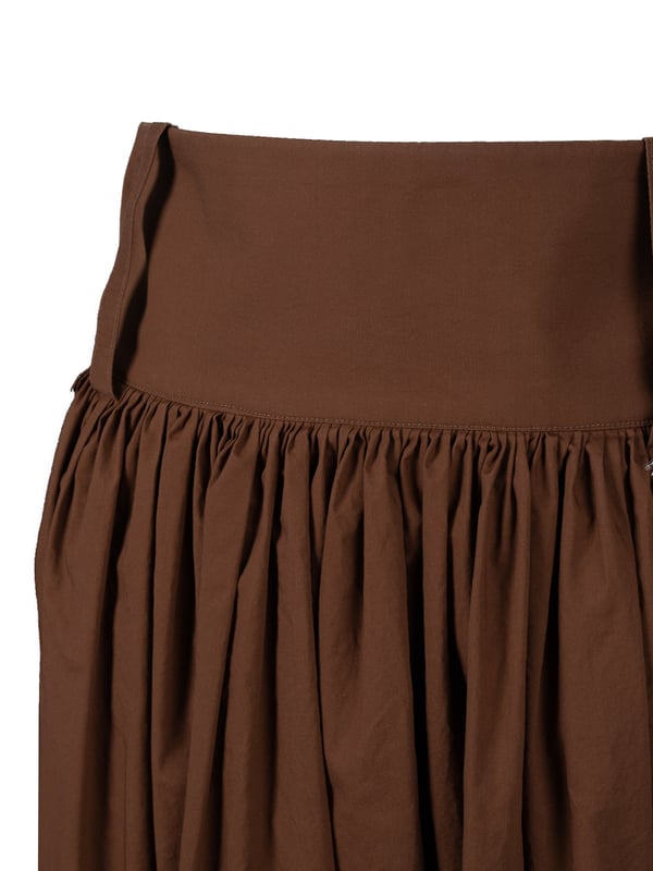 Un corte simple que realza perfectamente la figura, hace que esta falda no solo sea elegante, sino también versátil, adecuada para muchas configuraciones en diferentes ocasiones.

Cierre lateral con cremallera con un detalle de marca que le añade exclusividad y subraya sutilmente el carácter único del diseño, mientras garantiza comodidad y facilidad al vestirse.

Con pinzas que modelan perfectamente el corte, asegurando un ajuste ideal a la figura y destacando las líneas naturales del cuerpo, lo que la hace extremadamente femenina.

Con dos bolsillos insertados que agregan practicidad y funcionalidad, permitiendo el almacenamiento discreto de pequeños objetos como llaves o teléfono, sin perder elegancia.

Con una abertura en el lado izquierdo que le añade ligereza y libertad de movimiento, y también revela sutilmente la pierna, añadiendo un carácter sensual al conjunto.

Fabricada con tela de alta calidad, que no solo es duradera y resistente a las arrugas, sino también agradable al tacto, asegurando comodidad durante todo el día.

Producida en Italia, lo que garantiza la más alta calidad de fabricación y atención al detalle, siendo sinónimo de lujo y excelente artesanía.