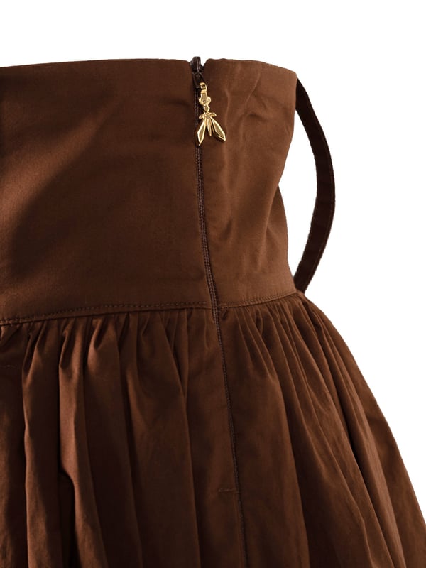 Un corte simple que realza perfectamente la figura, hace que esta falda no solo sea elegante, sino también versátil, adecuada para muchas configuraciones en diferentes ocasiones.

Cierre lateral con cremallera con un detalle de marca que le añade exclusividad y subraya sutilmente el carácter único del diseño, mientras garantiza comodidad y facilidad al vestirse.

Con pinzas que modelan perfectamente el corte, asegurando un ajuste ideal a la figura y destacando las líneas naturales del cuerpo, lo que la hace extremadamente femenina.

Con dos bolsillos insertados que agregan practicidad y funcionalidad, permitiendo el almacenamiento discreto de pequeños objetos como llaves o teléfono, sin perder elegancia.

Con una abertura en el lado izquierdo que le añade ligereza y libertad de movimiento, y también revela sutilmente la pierna, añadiendo un carácter sensual al conjunto.

Fabricada con tela de alta calidad, que no solo es duradera y resistente a las arrugas, sino también agradable al tacto, asegurando comodidad durante todo el día.

Producida en Italia, lo que garantiza la más alta calidad de fabricación y atención al detalle, siendo sinónimo de lujo y excelente artesanía.
