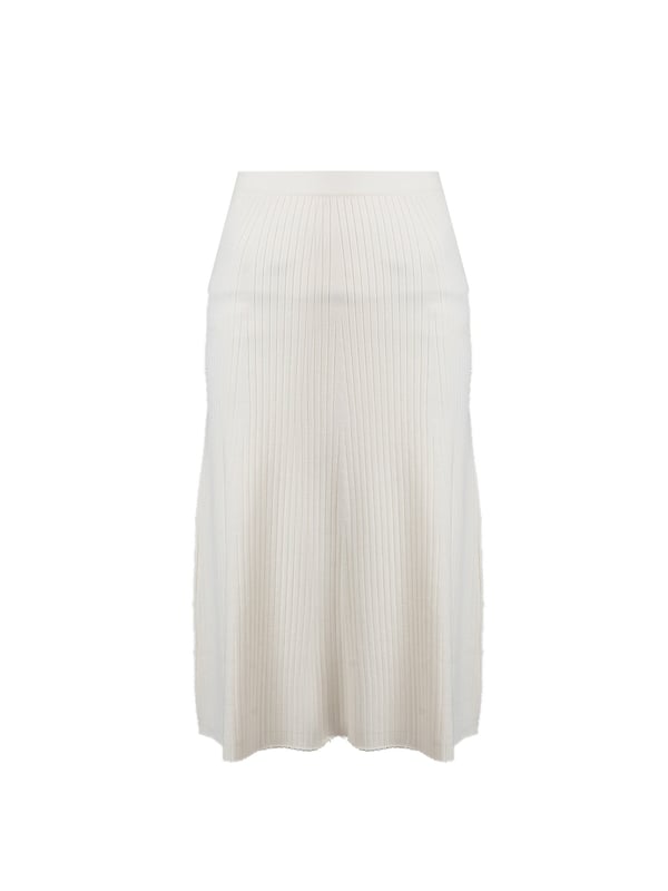 La falda de punto es una excelente opción para mujeres que valoran la comodidad y el estilo, ideal para incorporar tanto en atuendos cotidianos como en estilismos más formales.

Su corte sencillo garantiza versatilidad, permitiendo combinarla fácilmente con diversos elementos del vestuario, desde blusas elegantes hasta camisetas casuales.

Con una goma cosida en la cintura, la falda no solo ofrece comodidad, sino también un ajuste perfecto al cuerpo, resaltando sus atributos sin sensación de opresión.

Un detalle de marca en la cintura le añade un carácter único, destacando sutilmente el estilo de la marca y agregando un toque de lujo a cada conjunto.

Confeccionada con tejido de punto de alta calidad, la falda asegura durabilidad y resistencia al desgaste, así como suavidad y comodidad para llevar todo el día.