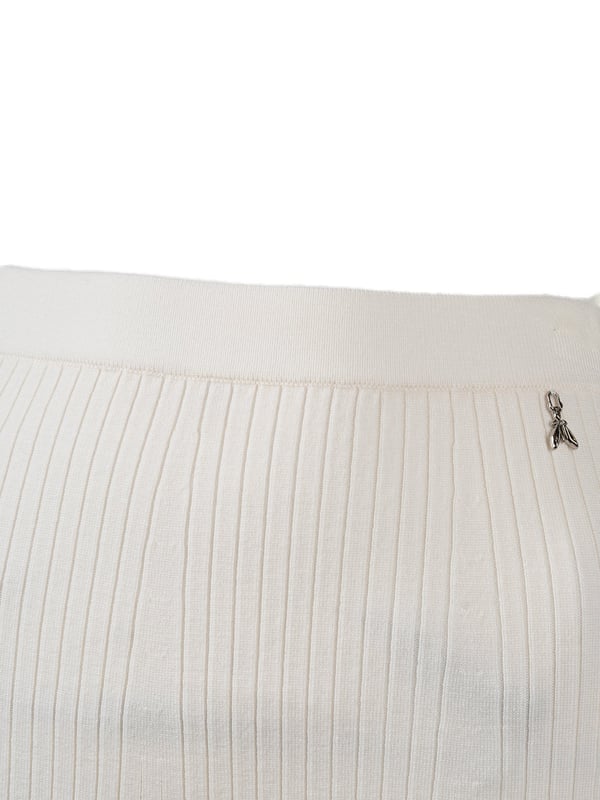 La falda de punto es una excelente opción para mujeres que valoran la comodidad y el estilo, ideal para incorporar tanto en atuendos cotidianos como en estilismos más formales.

Su corte sencillo garantiza versatilidad, permitiendo combinarla fácilmente con diversos elementos del vestuario, desde blusas elegantes hasta camisetas casuales.

Con una goma cosida en la cintura, la falda no solo ofrece comodidad, sino también un ajuste perfecto al cuerpo, resaltando sus atributos sin sensación de opresión.

Un detalle de marca en la cintura le añade un carácter único, destacando sutilmente el estilo de la marca y agregando un toque de lujo a cada conjunto.

Confeccionada con tejido de punto de alta calidad, la falda asegura durabilidad y resistencia al desgaste, así como suavidad y comodidad para llevar todo el día.