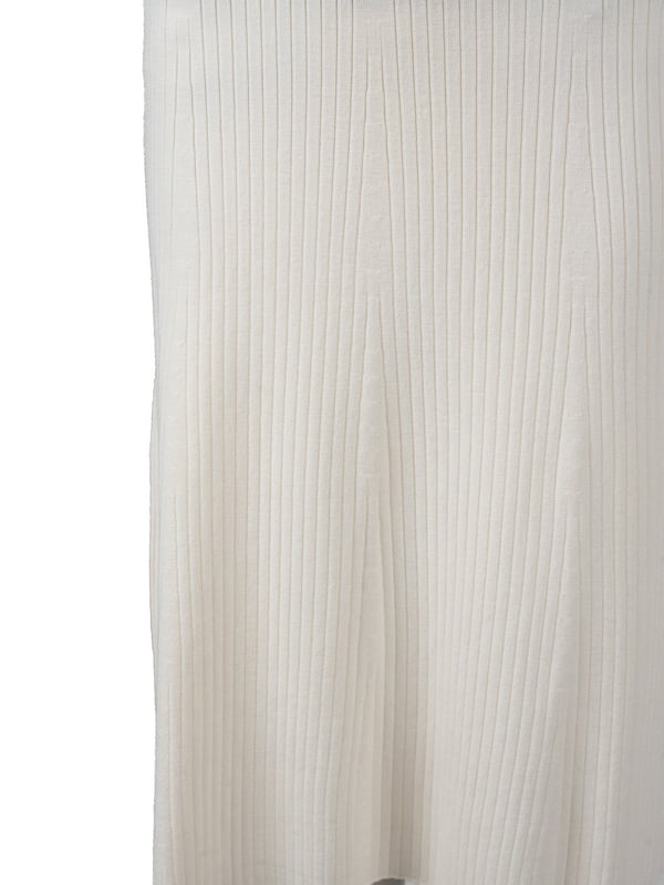 La falda de punto es una excelente opción para mujeres que valoran la comodidad y el estilo, ideal para incorporar tanto en atuendos cotidianos como en estilismos más formales.

Su corte sencillo garantiza versatilidad, permitiendo combinarla fácilmente con diversos elementos del vestuario, desde blusas elegantes hasta camisetas casuales.

Con una goma cosida en la cintura, la falda no solo ofrece comodidad, sino también un ajuste perfecto al cuerpo, resaltando sus atributos sin sensación de opresión.

Un detalle de marca en la cintura le añade un carácter único, destacando sutilmente el estilo de la marca y agregando un toque de lujo a cada conjunto.

Confeccionada con tejido de punto de alta calidad, la falda asegura durabilidad y resistencia al desgaste, así como suavidad y comodidad para llevar todo el día.