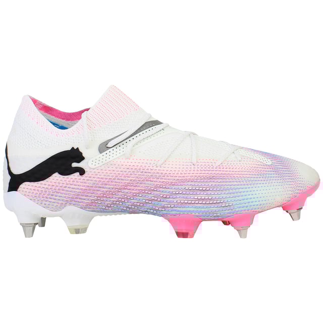Die weißen Puma Future 7 Ultimate MXSG Herren-Fußballschuhe wurden für Spieler entwickelt, die Geschwindigkeit, Agilität und Präzision verlangen. Mit ihrem eleganten weißen Design vereinen diese Schuhe modernste Technologie, leichte Konstruktion und hervorragenden Grip für optimale Leistung auf dem Spielfeld. Diese Schuhe wurden speziell für gemischte Oberflächen (MXSG) entwickelt und eignen sich perfekt für Spieler, die sowohl auf hartem Boden (FG) als auch auf künstlichem Boden (AG) Traktion und Stabilität benötigen. Hauptmerkmale: Future 7-Technologie: Die Future 7-Technologie verfügt über ein dynamisches Schnürsystem, das sich an die Form Ihres Fußes anpasst und eine personalisierte, sichere Passform für bessere Kontrolle und Stabilität bei Hochgeschwindigkeitsmanövern bietet. SpeedSkin-Obermaterial: Das SpeedSkin-Obermaterial besteht aus hochwertigen synthetischen Materialien und bietet ein weiches Tragegefühl und verbesserte Ballkontrolle bei gleichzeitiger Haltbarkeit für lang anhaltende Leistung. MXSG-Außensohle: Die MXSG-Außensohle (Mixed Surface Ground) ist sowohl für harten Boden (FG) als auch für künstlichen Boden (AG) konzipiert und verfügt über strategisch platzierte Stollen, die hervorragende Traktion und Stabilität bei unterschiedlichen Feldbedingungen bieten. Leichtgewicht & Agil: Diese Schuhe zeichnen sich durch ein leichtes Design aus, das Geschwindigkeit und Agilität verbessert und schnelle Bewegungen und Beschleunigung ohne zusätzliches Gewicht ermöglicht. Puma Grip & Traction: Die strategisch platzierten Stollen bieten hervorragenden Grip und sorgen für maximale Traktion bei explosiven Sprints, scharfen Wendungen und präziser Ballkontrolle. Puma Branding: Das Puma-Logo ist prominent auf den Schuhen platziert und spiegelt das Engagement der Marke für Innovation, Leistung und Qualität wider. Stilvolles Weiß: Das elegante weiße Design mit dezenten Akzenten sorgt für einen modernen, klaren Look und lässt Sie auf dem Spielfeld mit Stil und Selbstvertrauen hervorstechen. Die weißen Puma Future 7 Ultimate MXSG Herren-Fußballschuhe sind für Spieler konzipiert, die eine Kombination aus Geschwindigkeit, Kontrolle und Haltbarkeit suchen. Ob schnelle Sprints, Richtungswechsel oder Ballkontrolle – diese Schuhe bieten Ihnen die Leistung und den Stil, die Sie brauchen, um auf dem Spielfeld zu glänzen.