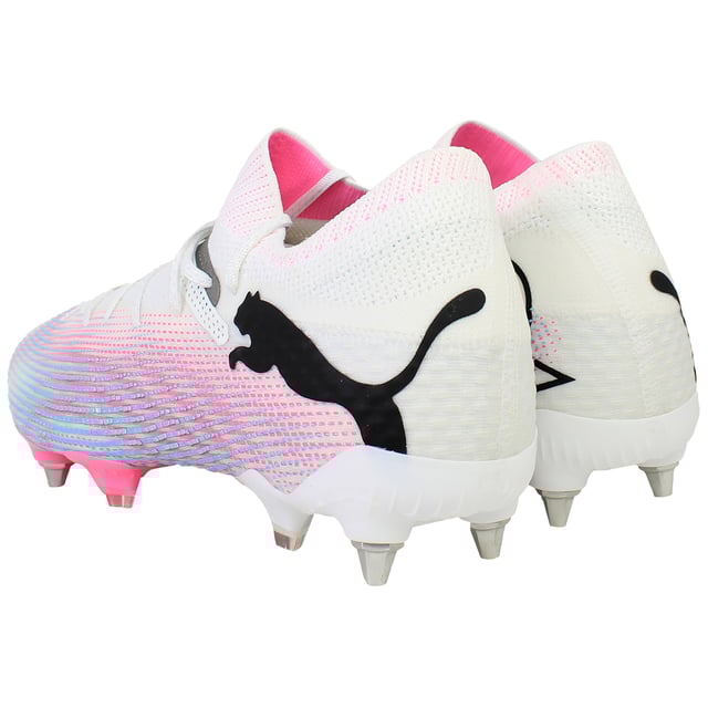 Die weißen Puma Future 7 Ultimate MXSG Herren-Fußballschuhe wurden für Spieler entwickelt, die Geschwindigkeit, Agilität und Präzision verlangen. Mit ihrem eleganten weißen Design vereinen diese Schuhe modernste Technologie, leichte Konstruktion und hervorragenden Grip für optimale Leistung auf dem Spielfeld. Diese Schuhe wurden speziell für gemischte Oberflächen (MXSG) entwickelt und eignen sich perfekt für Spieler, die sowohl auf hartem Boden (FG) als auch auf künstlichem Boden (AG) Traktion und Stabilität benötigen. Hauptmerkmale: Future 7-Technologie: Die Future 7-Technologie verfügt über ein dynamisches Schnürsystem, das sich an die Form Ihres Fußes anpasst und eine personalisierte, sichere Passform für bessere Kontrolle und Stabilität bei Hochgeschwindigkeitsmanövern bietet. SpeedSkin-Obermaterial: Das SpeedSkin-Obermaterial besteht aus hochwertigen synthetischen Materialien und bietet ein weiches Tragegefühl und verbesserte Ballkontrolle bei gleichzeitiger Haltbarkeit für lang anhaltende Leistung. MXSG-Außensohle: Die MXSG-Außensohle (Mixed Surface Ground) ist sowohl für harten Boden (FG) als auch für künstlichen Boden (AG) konzipiert und verfügt über strategisch platzierte Stollen, die hervorragende Traktion und Stabilität bei unterschiedlichen Feldbedingungen bieten. Leichtgewicht & Agil: Diese Schuhe zeichnen sich durch ein leichtes Design aus, das Geschwindigkeit und Agilität verbessert und schnelle Bewegungen und Beschleunigung ohne zusätzliches Gewicht ermöglicht. Puma Grip & Traction: Die strategisch platzierten Stollen bieten hervorragenden Grip und sorgen für maximale Traktion bei explosiven Sprints, scharfen Wendungen und präziser Ballkontrolle. Puma Branding: Das Puma-Logo ist prominent auf den Schuhen platziert und spiegelt das Engagement der Marke für Innovation, Leistung und Qualität wider. Stilvolles Weiß: Das elegante weiße Design mit dezenten Akzenten sorgt für einen modernen, klaren Look und lässt Sie auf dem Spielfeld mit Stil und Selbstvertrauen hervorstechen. Die weißen Puma Future 7 Ultimate MXSG Herren-Fußballschuhe sind für Spieler konzipiert, die eine Kombination aus Geschwindigkeit, Kontrolle und Haltbarkeit suchen. Ob schnelle Sprints, Richtungswechsel oder Ballkontrolle – diese Schuhe bieten Ihnen die Leistung und den Stil, die Sie brauchen, um auf dem Spielfeld zu glänzen.