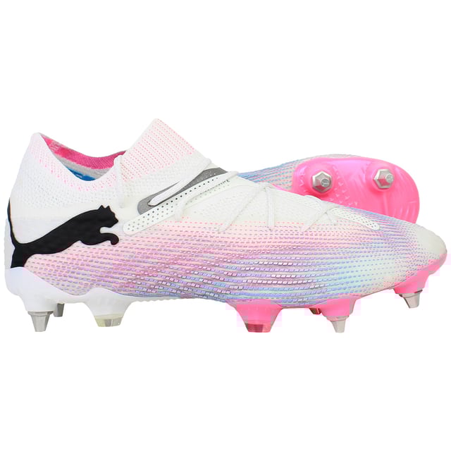 Die weißen Puma Future 7 Ultimate MXSG Herren-Fußballschuhe wurden für Spieler entwickelt, die Geschwindigkeit, Agilität und Präzision verlangen. Mit ihrem eleganten weißen Design vereinen diese Schuhe modernste Technologie, leichte Konstruktion und hervorragenden Grip für optimale Leistung auf dem Spielfeld. Diese Schuhe wurden speziell für gemischte Oberflächen (MXSG) entwickelt und eignen sich perfekt für Spieler, die sowohl auf hartem Boden (FG) als auch auf künstlichem Boden (AG) Traktion und Stabilität benötigen. Hauptmerkmale: Future 7-Technologie: Die Future 7-Technologie verfügt über ein dynamisches Schnürsystem, das sich an die Form Ihres Fußes anpasst und eine personalisierte, sichere Passform für bessere Kontrolle und Stabilität bei Hochgeschwindigkeitsmanövern bietet. SpeedSkin-Obermaterial: Das SpeedSkin-Obermaterial besteht aus hochwertigen synthetischen Materialien und bietet ein weiches Tragegefühl und verbesserte Ballkontrolle bei gleichzeitiger Haltbarkeit für lang anhaltende Leistung. MXSG-Außensohle: Die MXSG-Außensohle (Mixed Surface Ground) ist sowohl für harten Boden (FG) als auch für künstlichen Boden (AG) konzipiert und verfügt über strategisch platzierte Stollen, die hervorragende Traktion und Stabilität bei unterschiedlichen Feldbedingungen bieten. Leichtgewicht & Agil: Diese Schuhe zeichnen sich durch ein leichtes Design aus, das Geschwindigkeit und Agilität verbessert und schnelle Bewegungen und Beschleunigung ohne zusätzliches Gewicht ermöglicht. Puma Grip & Traction: Die strategisch platzierten Stollen bieten hervorragenden Grip und sorgen für maximale Traktion bei explosiven Sprints, scharfen Wendungen und präziser Ballkontrolle. Puma Branding: Das Puma-Logo ist prominent auf den Schuhen platziert und spiegelt das Engagement der Marke für Innovation, Leistung und Qualität wider. Stilvolles Weiß: Das elegante weiße Design mit dezenten Akzenten sorgt für einen modernen, klaren Look und lässt Sie auf dem Spielfeld mit Stil und Selbstvertrauen hervorstechen. Die weißen Puma Future 7 Ultimate MXSG Herren-Fußballschuhe sind für Spieler konzipiert, die eine Kombination aus Geschwindigkeit, Kontrolle und Haltbarkeit suchen. Ob schnelle Sprints, Richtungswechsel oder Ballkontrolle – diese Schuhe bieten Ihnen die Leistung und den Stil, die Sie brauchen, um auf dem Spielfeld zu glänzen.