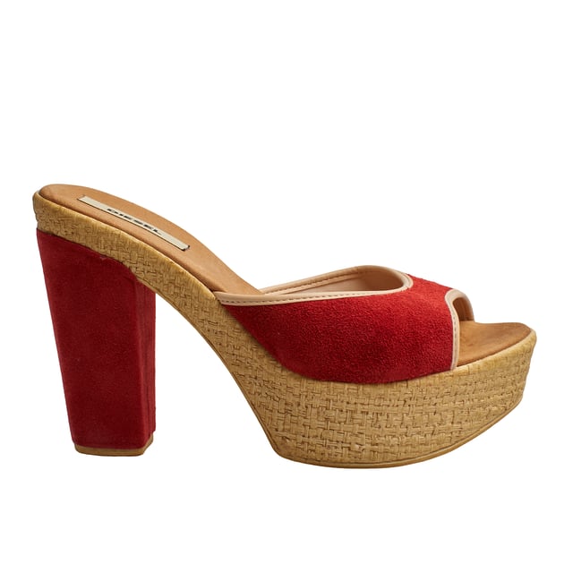 Sandalias de Tacón Alto AG484 para Mujer Sandalias de tacón Diesel: estilo y comodidad en cada paso. Diseñadas para quienes buscan un calzado sofisticado con un toque rústico y moderno. Su estructura de tacón grueso y plataforma elevada proporciona altura sin comprometer la comodidad.
Características:
- Diseño moderno y llamativo.
- Acabado en piel de ante, que aporta suavidad y un estilo refinado.
- Plataforma con efecto trenzado, brindando un toque natural y distintivo.
- Tacón grueso y estable.
- Logotipo de la marca en la plantilla.
- Plantilla acolchada.
- Altura tacón: 11 cm.
- Altura plataforma: 4 cm.
Estas sandalias de tacón alto mujer son la opción ideal para quienes buscan un calzado cómodo sin renunciar a la altura y el estilo. Perfectas para combinar con vestidos, faldas o jeans, añadiendo un toque sofisticado a cualquier outfit.
Diesel es una marca reconocida por su innovación y calidad, fusionando tendencias urbanas con detalles exclusivos para ofrecer calzado de diseño único. Cada par de sandalias mujer refleja un espíritu audaz y moderno, pensado para mujeres que marcan tendencia con confianza.
Composición: Exterior: Piel, Sintético; Interior: Piel; Suela: Goma; Plantilla: Piel
Cuidados:
Cepillar en seco con cerdas suaves para eliminar polvo y suciedad.
Evitar el agua y la humedad.
Limpiar la suela con un paño húmedo.
No exponer a calor directo ni superficies abrasivas.