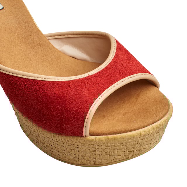 Sandalias de Tacón Alto AG484 para Mujer Sandalias de tacón Diesel: estilo y comodidad en cada paso. Diseñadas para quienes buscan un calzado sofisticado con un toque rústico y moderno. Su estructura de tacón grueso y plataforma elevada proporciona altura sin comprometer la comodidad.
Características:
- Diseño moderno y llamativo.
- Acabado en piel de ante, que aporta suavidad y un estilo refinado.
- Plataforma con efecto trenzado, brindando un toque natural y distintivo.
- Tacón grueso y estable.
- Logotipo de la marca en la plantilla.
- Plantilla acolchada.
- Altura tacón: 11 cm.
- Altura plataforma: 4 cm.
Estas sandalias de tacón alto mujer son la opción ideal para quienes buscan un calzado cómodo sin renunciar a la altura y el estilo. Perfectas para combinar con vestidos, faldas o jeans, añadiendo un toque sofisticado a cualquier outfit.
Diesel es una marca reconocida por su innovación y calidad, fusionando tendencias urbanas con detalles exclusivos para ofrecer calzado de diseño único. Cada par de sandalias mujer refleja un espíritu audaz y moderno, pensado para mujeres que marcan tendencia con confianza.
Composición: Exterior: Piel, Sintético; Interior: Piel; Suela: Goma; Plantilla: Piel
Cuidados:
Cepillar en seco con cerdas suaves para eliminar polvo y suciedad.
Evitar el agua y la humedad.
Limpiar la suela con un paño húmedo.
No exponer a calor directo ni superficies abrasivas.