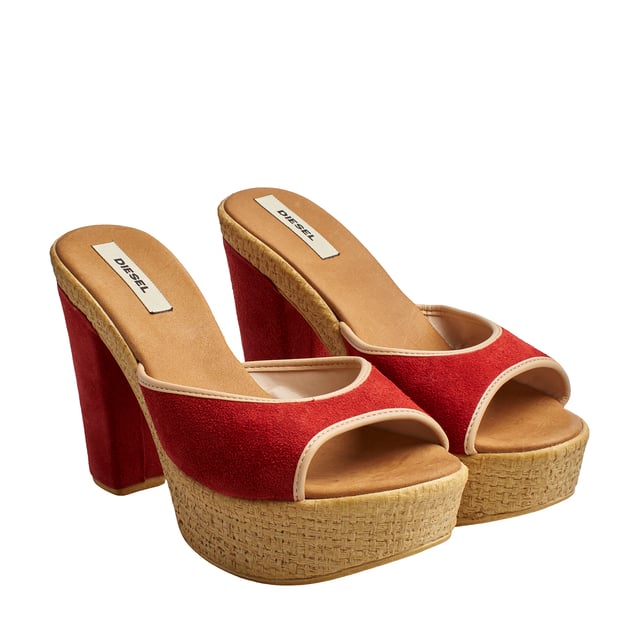 Sandalias de Tacón Alto AG484 para Mujer Sandalias de tacón Diesel: estilo y comodidad en cada paso. Diseñadas para quienes buscan un calzado sofisticado con un toque rústico y moderno. Su estructura de tacón grueso y plataforma elevada proporciona altura sin comprometer la comodidad.
Características:
- Diseño moderno y llamativo.
- Acabado en piel de ante, que aporta suavidad y un estilo refinado.
- Plataforma con efecto trenzado, brindando un toque natural y distintivo.
- Tacón grueso y estable.
- Logotipo de la marca en la plantilla.
- Plantilla acolchada.
- Altura tacón: 11 cm.
- Altura plataforma: 4 cm.
Estas sandalias de tacón alto mujer son la opción ideal para quienes buscan un calzado cómodo sin renunciar a la altura y el estilo. Perfectas para combinar con vestidos, faldas o jeans, añadiendo un toque sofisticado a cualquier outfit.
Diesel es una marca reconocida por su innovación y calidad, fusionando tendencias urbanas con detalles exclusivos para ofrecer calzado de diseño único. Cada par de sandalias mujer refleja un espíritu audaz y moderno, pensado para mujeres que marcan tendencia con confianza.
Composición: Exterior: Piel, Sintético; Interior: Piel; Suela: Goma; Plantilla: Piel
Cuidados:
Cepillar en seco con cerdas suaves para eliminar polvo y suciedad.
Evitar el agua y la humedad.
Limpiar la suela con un paño húmedo.
No exponer a calor directo ni superficies abrasivas.
