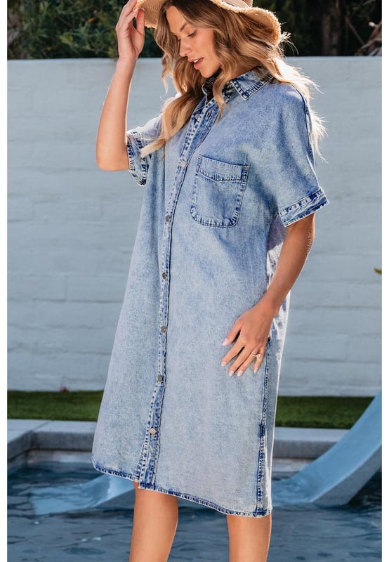 Nuestros estilos están diseñados pensando en un look ajustado y a la moda, siguiendo un estándar de tallas internacional. Para un mejor ajuste, sugerimos elegir una talla más de la que sueles usar. ¡Asegúrate de consultar nuestra tabla de tallas para encontrar tu combinación perfecta!  
Tela chambray para un estilo clásico y a la moda  
Silueta de ajuste relajado para un uso casual, cómodo y moderno  
Diseño con cuello para un toque elegante  
Longitud midi para mayor sofisticación  
Apropiado para diversas ocasiones  
Material: 100% algodón  
Tamaño en la etiqueta: S