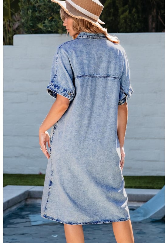 Nuestros estilos están diseñados pensando en un look ajustado y a la moda, siguiendo un estándar de tallas internacional. Para un mejor ajuste, sugerimos elegir una talla más de la que sueles usar. ¡Asegúrate de consultar nuestra tabla de tallas para encontrar tu combinación perfecta!  
Tela chambray para un estilo clásico y a la moda  
Silueta de ajuste relajado para un uso casual, cómodo y moderno  
Diseño con cuello para un toque elegante  
Longitud midi para mayor sofisticación  
Apropiado para diversas ocasiones  
Material: 100% algodón  
Tamaño en la etiqueta: S