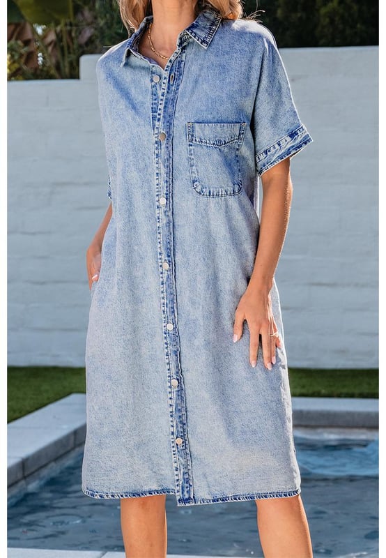 Nuestros estilos están diseñados pensando en un look ajustado y a la moda, siguiendo un estándar de tallas internacional. Para un mejor ajuste, sugerimos elegir una talla más de la que sueles usar. ¡Asegúrate de consultar nuestra tabla de tallas para encontrar tu combinación perfecta!  
Tela chambray para un estilo clásico y a la moda  
Silueta de ajuste relajado para un uso casual, cómodo y moderno  
Diseño con cuello para un toque elegante  
Longitud midi para mayor sofisticación  
Apropiado para diversas ocasiones  
Material: 100% algodón  
Tamaño en la etiqueta: S
