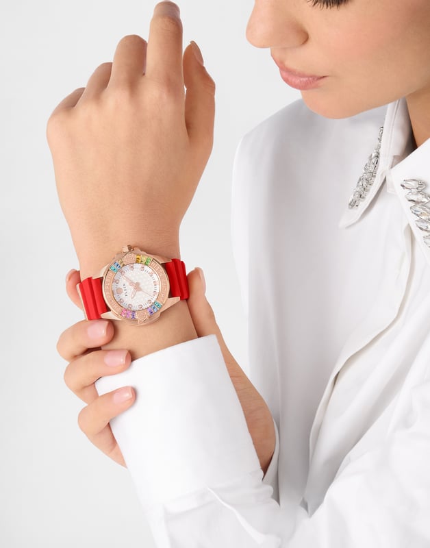 This Philipp Plein Plein Majesty Analogue Watch for Women is the perfect timepiece to wear or to gift. It's Rose Gold 38 mm Round case combined with the comfortable Red Silicone watch band will ensure you enjoy this stunning timepiece without any compromise. Operated by a high quality Quartz movement and water resistant to 5 bars, your watch will keep ticking. The Plein Majesty is ready to conquer the feminine universe. This Analogue watch has a function: Luminous Hands High quality 19 cm length and 20 mm width Red Silicone strap with a Buckle Case diameter: 38 mm,case thickness: 9.5 mm, case colour: Rose Gold and dial colour: White