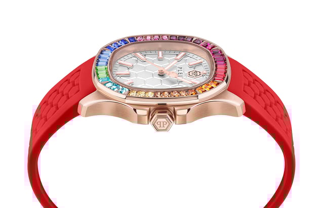 This Philipp Plein The $pectre Analogue Watch for Women is the perfect timepiece to wear or to gift. It's Rose Gold 38 mm Round case combined with the comfortable Red Silicone watch band will ensure you enjoy this stunning timepiece without any compromise. Operated by a high quality Quartz movement and water resistant to 5 bars, your watch will keep ticking. Everything a woman could ever wish for. This Analogue watch has a function: Luminous Hands and Luminous Numbers High quality 19 cm length and 20 mm width Red Silicone strap with a Buckle Case diameter: 38 mm,case thickness: 8.85 mm, case colour: Rose Gold and dial colour: White