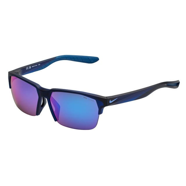 Gafas de Sol Deportivas CU3746 para Hombre-Mujer Gafas de sol Nike Deportivas MAVERICK FREE E para Hombre y Mujer.
Forma y diseño:
- Estas gafas de sol Nike tienen un diseño semi al aire con forma rectangular.
- Su estructura ligera proporciona una visión periférica mejorada y un ajuste seguro para actividades al aire libre.
Material de la montura:
- La montura de estas gafas de sol está fabricada en ABS, un material plástico inyectado.
- Esto hace que las gafas sean resistentes y cómodas de llevar.
Patillas:
- Las patillas también están hechas de ABS, a juego con el material de la montura.
Detalles de la marca:
- Grabado del logo Nike en las patillas.
- Incluye funda y certificados de autenticidad.
- Estos elementos de diseño ayudan a identificar claramente el modelo como parte de la colección de gafas Nike.
Lentes:
- Lentes Nike Road.
- 100% protección UVB 400.
El color de las lentes de las gafas de sol Nike puede variar ligeramente con respecto a las imágenes debido a efectos de iluminación o ajustes en el acabado del material, ¡pero siempre conservarán su estilo y calidad!
Medidas: Ancho lente: 70 mm, Puente: 13 mm, Patillas: 145 mm
Composición: Nylon Inyectado
Cuidados:
Limpiar las gafas con agua y jabón (neutro).
No usar paños sucios o abrasivos que puedan alterar las características de los filtros.
Utilizar únicamente accesorios y repuestos originales.