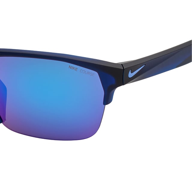 Gafas de Sol Deportivas CU3746 para Hombre-Mujer Gafas de sol Nike Deportivas MAVERICK FREE E para Hombre y Mujer.
Forma y diseño:
- Estas gafas de sol Nike tienen un diseño semi al aire con forma rectangular.
- Su estructura ligera proporciona una visión periférica mejorada y un ajuste seguro para actividades al aire libre.
Material de la montura:
- La montura de estas gafas de sol está fabricada en ABS, un material plástico inyectado.
- Esto hace que las gafas sean resistentes y cómodas de llevar.
Patillas:
- Las patillas también están hechas de ABS, a juego con el material de la montura.
Detalles de la marca:
- Grabado del logo Nike en las patillas.
- Incluye funda y certificados de autenticidad.
- Estos elementos de diseño ayudan a identificar claramente el modelo como parte de la colección de gafas Nike.
Lentes:
- Lentes Nike Road.
- 100% protección UVB 400.
El color de las lentes de las gafas de sol Nike puede variar ligeramente con respecto a las imágenes debido a efectos de iluminación o ajustes en el acabado del material, ¡pero siempre conservarán su estilo y calidad!
Medidas: Ancho lente: 70 mm, Puente: 13 mm, Patillas: 145 mm
Composición: Nylon Inyectado
Cuidados:
Limpiar las gafas con agua y jabón (neutro).
No usar paños sucios o abrasivos que puedan alterar las características de los filtros.
Utilizar únicamente accesorios y repuestos originales.