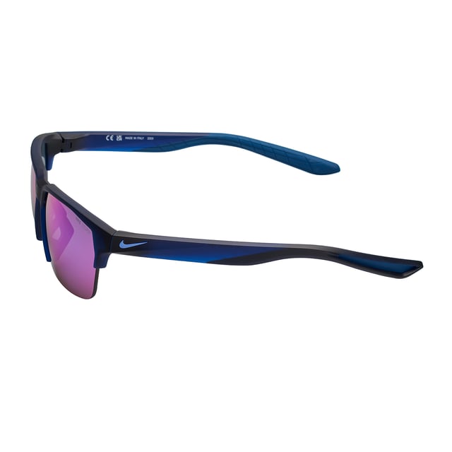 Gafas de Sol Deportivas CU3746 para Hombre-Mujer Gafas de sol Nike Deportivas MAVERICK FREE E para Hombre y Mujer.
Forma y diseño:
- Estas gafas de sol Nike tienen un diseño semi al aire con forma rectangular.
- Su estructura ligera proporciona una visión periférica mejorada y un ajuste seguro para actividades al aire libre.
Material de la montura:
- La montura de estas gafas de sol está fabricada en ABS, un material plástico inyectado.
- Esto hace que las gafas sean resistentes y cómodas de llevar.
Patillas:
- Las patillas también están hechas de ABS, a juego con el material de la montura.
Detalles de la marca:
- Grabado del logo Nike en las patillas.
- Incluye funda y certificados de autenticidad.
- Estos elementos de diseño ayudan a identificar claramente el modelo como parte de la colección de gafas Nike.
Lentes:
- Lentes Nike Road.
- 100% protección UVB 400.
El color de las lentes de las gafas de sol Nike puede variar ligeramente con respecto a las imágenes debido a efectos de iluminación o ajustes en el acabado del material, ¡pero siempre conservarán su estilo y calidad!
Medidas: Ancho lente: 70 mm, Puente: 13 mm, Patillas: 145 mm
Composición: Nylon Inyectado
Cuidados:
Limpiar las gafas con agua y jabón (neutro).
No usar paños sucios o abrasivos que puedan alterar las características de los filtros.
Utilizar únicamente accesorios y repuestos originales.
