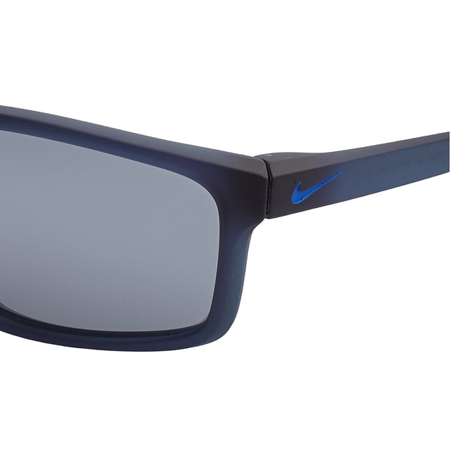 Nike CHRONICLE MI-Sonnenbrille für Männer.

 Form und Design:
 - Diese Nike-Sonnenbrille hat ein rechteckiges Design.
 - Ihre leichte Struktur sorgt für einen bequemen und sicheren Sitz.

 Rahmenmaterial:
 - Der Rahmen dieser Sonnenbrille besteht aus ABS, einem gespritzten Kunststoffmaterial.
 - Das macht die Brille langlebig und angenehm zu tragen.

 Bügel:
 - Die Bügel sind ebenfalls aus ABS gefertigt, passend zum Rahmenmaterial.

 Details zur Marke:
 - Nike-Logo-Gravur auf den Bügeln.
 - Inklusive Etui und Echtheitszertifikat.
 - Diese Designelemente helfen, das Modell eindeutig als Teil der Nike-Brillenkollektion zu identifizieren.

 Brillengläser:
 - Die Gläser sind von hoher Qualität.
 - 100% UVB 400 Schutz.

 Die Farbe der Nike-Sonnenbrillengläser kann aufgrund von Lichteffekten oder Anpassungen der Materialoberfläche leicht von den Bildern abweichen, aber sie behalten immer ihren Stil und ihre Qualität!
 Maße: Gläserbreite: 59 mm, Steg: 16 mm, Bügel: 135 mm
 Zusammensetzung: Gespritztes Nylon
 Pflege:
Reinigen Sie die Brille mit Wasser und Seife (neutral).
 Verwenden Sie keine schmutzigen oder scheuernden Tücher, die die Eigenschaften der Filter verändern könnten.
 Verwenden Sie nur Originalzubehör und -ersatzteile.