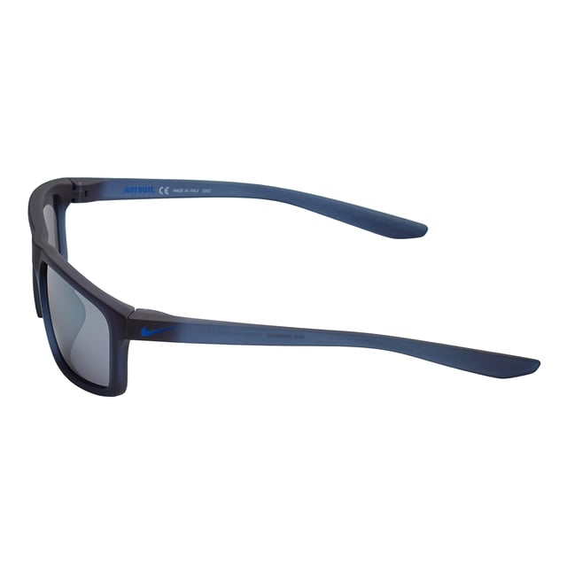 Nike CHRONICLE MI-Sonnenbrille für Männer.

 Form und Design:
 - Diese Nike-Sonnenbrille hat ein rechteckiges Design.
 - Ihre leichte Struktur sorgt für einen bequemen und sicheren Sitz.

 Rahmenmaterial:
 - Der Rahmen dieser Sonnenbrille besteht aus ABS, einem gespritzten Kunststoffmaterial.
 - Das macht die Brille langlebig und angenehm zu tragen.

 Bügel:
 - Die Bügel sind ebenfalls aus ABS gefertigt, passend zum Rahmenmaterial.

 Details zur Marke:
 - Nike-Logo-Gravur auf den Bügeln.
 - Inklusive Etui und Echtheitszertifikat.
 - Diese Designelemente helfen, das Modell eindeutig als Teil der Nike-Brillenkollektion zu identifizieren.

 Brillengläser:
 - Die Gläser sind von hoher Qualität.
 - 100% UVB 400 Schutz.

 Die Farbe der Nike-Sonnenbrillengläser kann aufgrund von Lichteffekten oder Anpassungen der Materialoberfläche leicht von den Bildern abweichen, aber sie behalten immer ihren Stil und ihre Qualität!
 Maße: Gläserbreite: 59 mm, Steg: 16 mm, Bügel: 135 mm
 Zusammensetzung: Gespritztes Nylon
 Pflege:
Reinigen Sie die Brille mit Wasser und Seife (neutral).
 Verwenden Sie keine schmutzigen oder scheuernden Tücher, die die Eigenschaften der Filter verändern könnten.
 Verwenden Sie nur Originalzubehör und -ersatzteile.