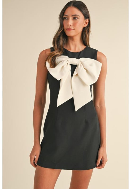 Chic contrast bow knot detail adds a touch of elegance
  Versatile crew neck design suits various occasions effortlessly
  Sleeveless style keeps you cool and stylish in warm weather
  Shift silhouette offers a flattering and comfortable fit
Material: 92% Polyester 8% Elastane
Size on Tag: M