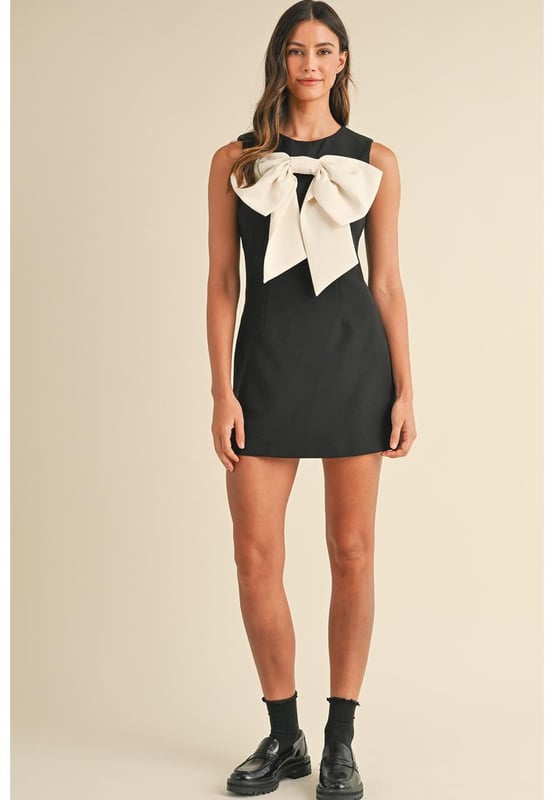 Chic contrast bow knot detail adds a touch of elegance
  Versatile crew neck design suits various occasions effortlessly
  Sleeveless style keeps you cool and stylish in warm weather
  Shift silhouette offers a flattering and comfortable fit
Material: 92% Polyester 8% Elastane
Size on Tag: M