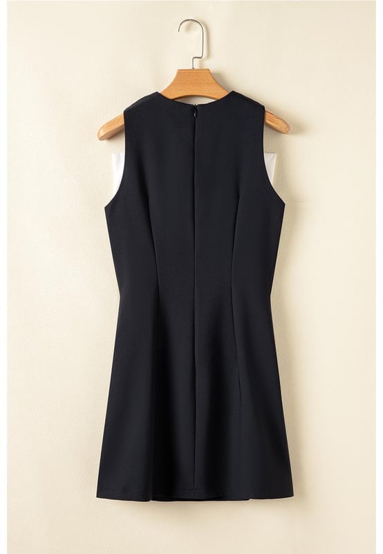 Chic contrast bow knot detail adds a touch of elegance
  Versatile crew neck design suits various occasions effortlessly
  Sleeveless style keeps you cool and stylish in warm weather
  Shift silhouette offers a flattering and comfortable fit
Material: 92% Polyester 8% Elastane
Size on Tag: M