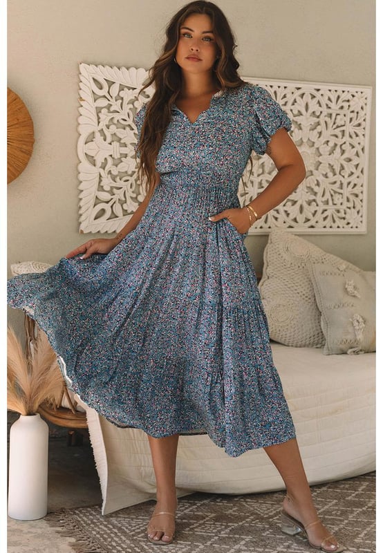 Nuestros estilos están diseñados con un look ajustado y moderno en mente, siguiendo un estándar internacional de tallas. Para el mejor ajuste, sugerimos elegir una talla más que tu habitual. ¡Asegúrate de consultar nuestra tabla de tallas para encontrar tu combinación perfecta!
  
Diseño impreso elegante para un aspecto deslumbrante  
Escote en V favorecedor  
Mangas cortas abullonadas para una apariencia femenina y chic  
Cintura fruncida que realza una silueta curvilínea sexy  
Adecuado para diferentes ocasiones sociales  
Material: 100% Viscosa  
Tamaño en la etiqueta: S