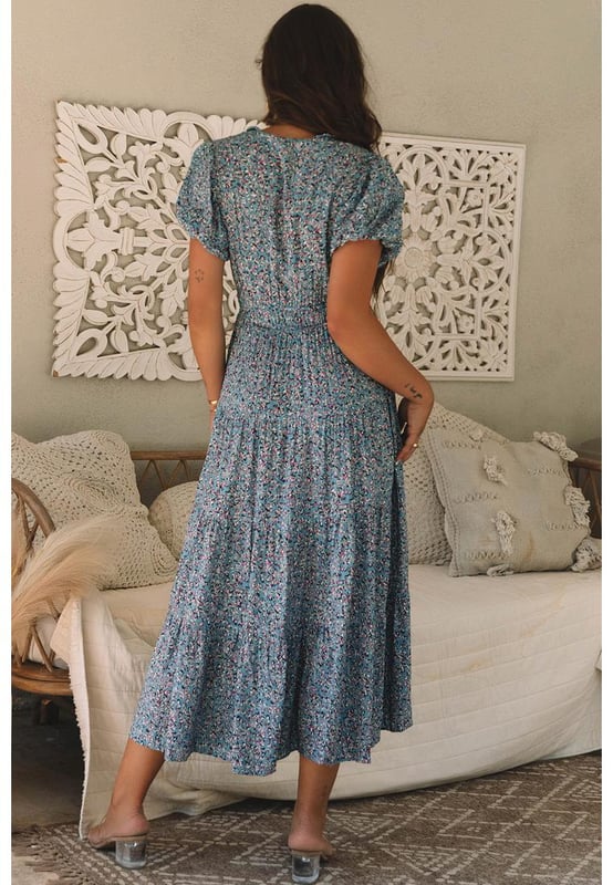 Nuestros estilos están diseñados con un look ajustado y moderno en mente, siguiendo un estándar internacional de tallas. Para el mejor ajuste, sugerimos elegir una talla más que tu habitual. ¡Asegúrate de consultar nuestra tabla de tallas para encontrar tu combinación perfecta!
  
Diseño impreso elegante para un aspecto deslumbrante  
Escote en V favorecedor  
Mangas cortas abullonadas para una apariencia femenina y chic  
Cintura fruncida que realza una silueta curvilínea sexy  
Adecuado para diferentes ocasiones sociales  
Material: 100% Viscosa  
Tamaño en la etiqueta: S