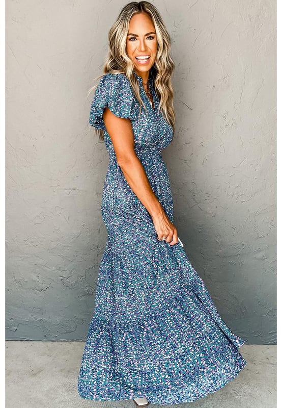 Nuestros estilos están diseñados con un look ajustado y moderno en mente, siguiendo un estándar internacional de tallas. Para el mejor ajuste, sugerimos elegir una talla más que tu habitual. ¡Asegúrate de consultar nuestra tabla de tallas para encontrar tu combinación perfecta!
  
Diseño impreso elegante para un aspecto deslumbrante  
Escote en V favorecedor  
Mangas cortas abullonadas para una apariencia femenina y chic  
Cintura fruncida que realza una silueta curvilínea sexy  
Adecuado para diferentes ocasiones sociales  
Material: 100% Viscosa  
Tamaño en la etiqueta: S