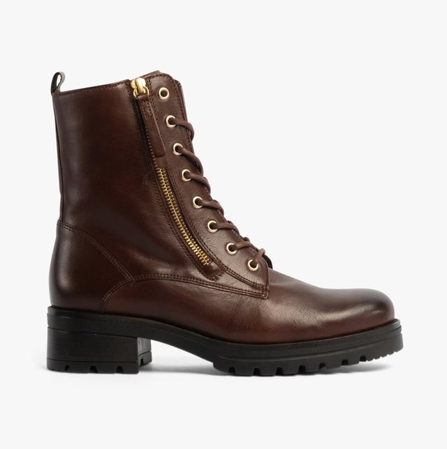 Gabor Gabor SERVE Womens Ankle Boots Brown Upper Material: LeatherLining Material: TextileSole Material: RubberClosure/Fastening: Lace-UpFeatures: ComfortHeel Type: BlockToe Shape: RoundShoe Width: RegularItem Weight: 0.45 KGHeel Height: Low (2.5-4.9cm)Shoe Shaft Height: AnkleBoot Style: Ankle BootsGift Boxed: NoProduct Code: 52.785.55
