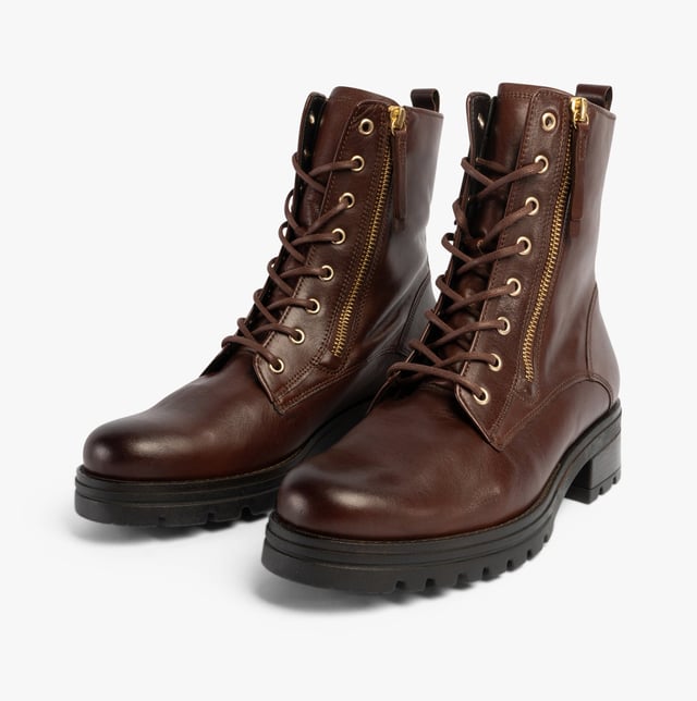 Gabor Gabor SERVE Womens Ankle Boots Brown Upper Material: LeatherLining Material: TextileSole Material: RubberClosure/Fastening: Lace-UpFeatures: ComfortHeel Type: BlockToe Shape: RoundShoe Width: RegularItem Weight: 0.45 KGHeel Height: Low (2.5-4.9cm)Shoe Shaft Height: AnkleBoot Style: Ankle BootsGift Boxed: NoProduct Code: 52.785.55