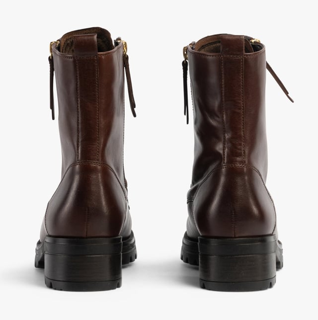 Gabor Gabor SERVE Womens Ankle Boots Brown Upper Material: LeatherLining Material: TextileSole Material: RubberClosure/Fastening: Lace-UpFeatures: ComfortHeel Type: BlockToe Shape: RoundShoe Width: RegularItem Weight: 0.45 KGHeel Height: Low (2.5-4.9cm)Shoe Shaft Height: AnkleBoot Style: Ankle BootsGift Boxed: NoProduct Code: 52.785.55