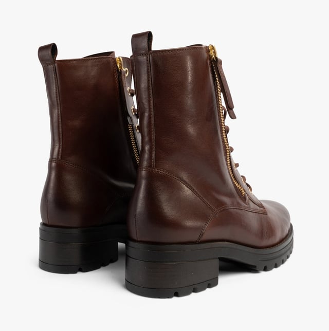 Gabor Gabor SERVE Womens Ankle Boots Brown Upper Material: LeatherLining Material: TextileSole Material: RubberClosure/Fastening: Lace-UpFeatures: ComfortHeel Type: BlockToe Shape: RoundShoe Width: RegularItem Weight: 0.45 KGHeel Height: Low (2.5-4.9cm)Shoe Shaft Height: AnkleBoot Style: Ankle BootsGift Boxed: NoProduct Code: 52.785.55