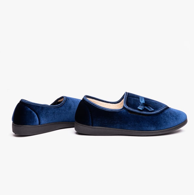 Dr Keller Dr Keller VIOLA Womens Full Slippers Navy Upper Material: TextileLining Material: TextileSole Material: SyntheticClosure/Fastening: Touch FastenFeatures: Comfort,Warm LiningToe Shape: RoundShoe Width: RelaxedItem Weight: 0.45 KGHeel Height: Flat (Under 2.5cm)Shoe Shaft Height: Low TopSlipper Style: Full SlipperGift Boxed: NoProduct Code: B1114-NVY