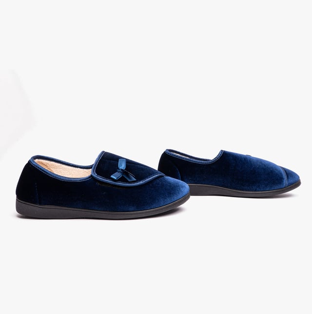 Dr Keller Dr Keller VIOLA Womens Full Slippers Navy Upper Material: TextileLining Material: TextileSole Material: SyntheticClosure/Fastening: Touch FastenFeatures: Comfort,Warm LiningToe Shape: RoundShoe Width: RelaxedItem Weight: 0.45 KGHeel Height: Flat (Under 2.5cm)Shoe Shaft Height: Low TopSlipper Style: Full SlipperGift Boxed: NoProduct Code: B1114-NVY