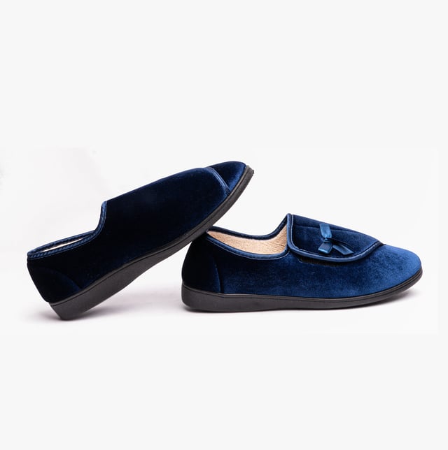 Dr Keller Dr Keller VIOLA Womens Full Slippers Navy Upper Material: TextileLining Material: TextileSole Material: SyntheticClosure/Fastening: Touch FastenFeatures: Comfort,Warm LiningToe Shape: RoundShoe Width: RelaxedItem Weight: 0.45 KGHeel Height: Flat (Under 2.5cm)Shoe Shaft Height: Low TopSlipper Style: Full SlipperGift Boxed: NoProduct Code: B1114-NVY