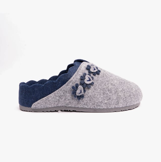 Dr Keller Dr Keller HEART Womens Mule Slippers Grey Upper Material: TextileLining Material: TextileSole Material: SyntheticClosure/Fastening: Slip-OnFeatures: Comfort,LightweightToe Shape: RoundShoe Width: RelaxedItem Weight: 0.45 KGHeel Height: Flat (Under 2.5cm)Slipper Style: MuleGift Boxed: NoProduct Code: B1106-GRY