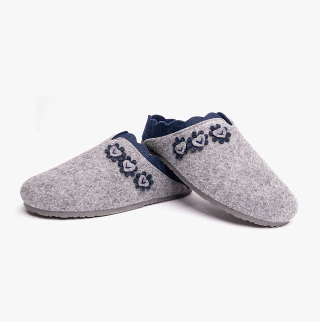 Dr Keller Dr Keller HEART Womens Mule Slippers Grey Upper Material: TextileLining Material: TextileSole Material: SyntheticClosure/Fastening: Slip-OnFeatures: Comfort,LightweightToe Shape: RoundShoe Width: RelaxedItem Weight: 0.45 KGHeel Height: Flat (Under 2.5cm)Slipper Style: MuleGift Boxed: NoProduct Code: B1106-GRY