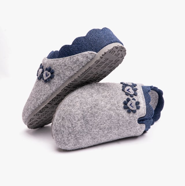 Dr Keller Dr Keller HEART Womens Mule Slippers Grey Upper Material: TextileLining Material: TextileSole Material: SyntheticClosure/Fastening: Slip-OnFeatures: Comfort,LightweightToe Shape: RoundShoe Width: RelaxedItem Weight: 0.45 KGHeel Height: Flat (Under 2.5cm)Slipper Style: MuleGift Boxed: NoProduct Code: B1106-GRY